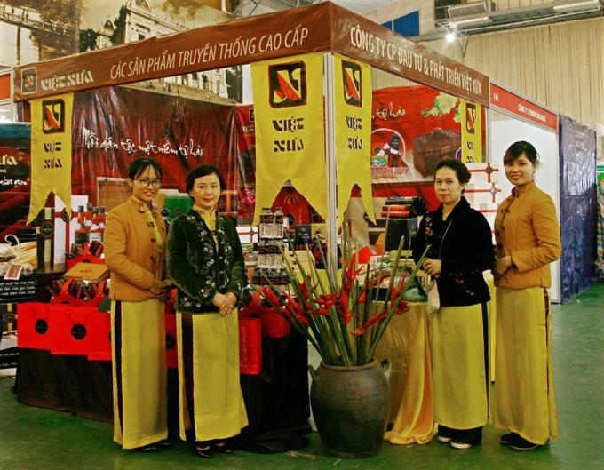Việt Xưa được biết đến với những sản phẩm truyền thống cao cấp mang thương hiệu Việt như rượu, trà, kẹo vừng.