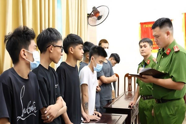 Các đối tượng sử dụng xe mô tô lạng lách đấnh võng, địa bàn phường Nam Định.