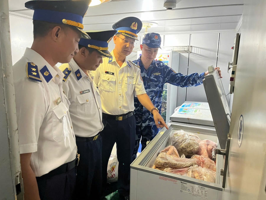 Thượng tá Lê Đức Tuấn - Hải đoàn trưởng Hải đoàn 42 kiểm tra công tác chuẩn bị lương thực, thực phẩm trước khi đi biển