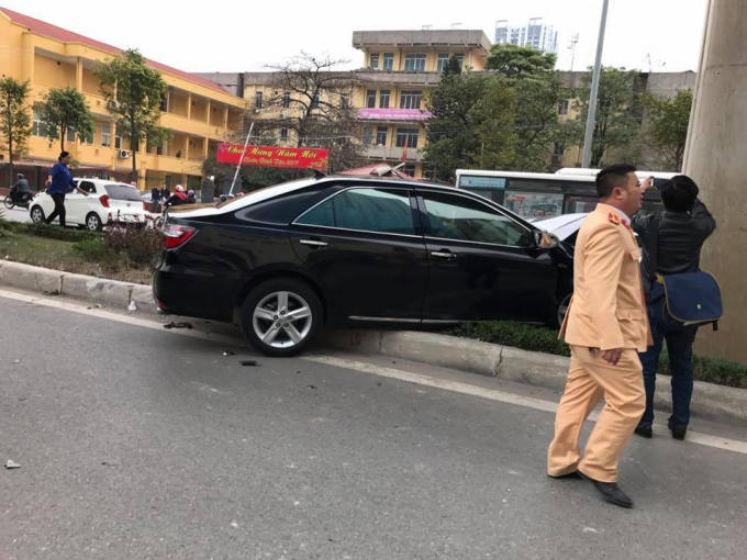 Lái xe Camry đâm liên hoàn xe máy khiến 2 người bị thương.