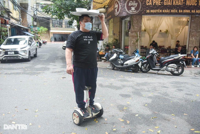 Chủ quán thu hút sự chú ý của nhiều người bởi cách giao hàng