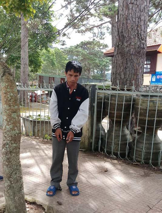 Nguyễn Văn Thọ dựng lại hiện trường.