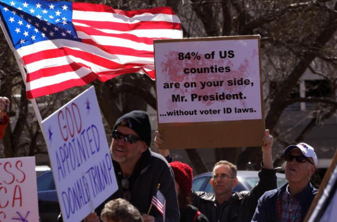 Những người tham gia cuộc tuần hành vẫy cờ Mỹ và hô vang khẩu hiệu của ông Trump trong chiến dịch tranh cử “Làm cho nước Mỹ vĩ đại trở lại” cùng các khẩu hiệu khác như: “Chúng tôi yêu Trump”, “Ủng hộ tổng thống của chúng tôi”… Tuy nhiên, Tổng thống Trump không có lịch trình tham dự bất kỳ cuộc tuần hành nào trong tuần này.