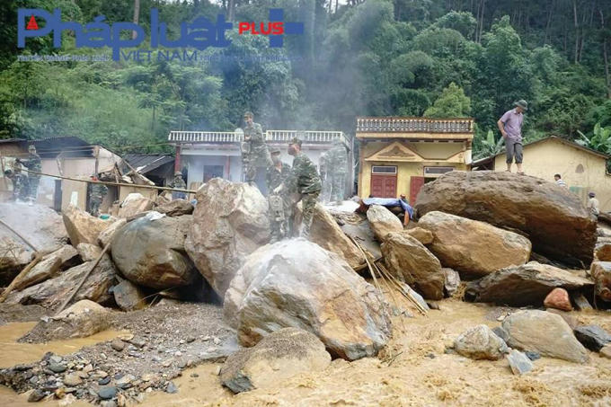 Các chiến sỹ đang hối hả khoan đá nổ mìn.  (Ảnh: Tiến Vũ)
