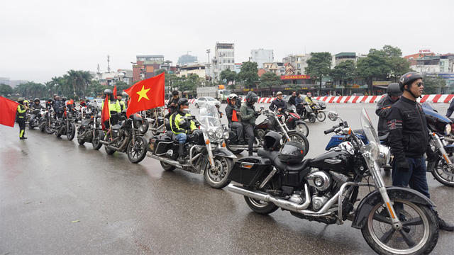 H&agrave;ng chục ngh&igrave;n người h&acirc;m mộ h&ograve; reo ch&uacute;c mừng U23 Việt Nam tại chảo lửa Mỹ Đ&igrave;nh