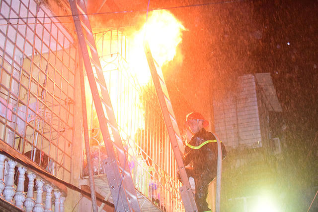 Rạng sáng nay 19/7, người dân phát hiện khói và lửa bốc ra từ ngôi nhà trong ngõ 41, phố Vọng (phường Đồng Tâm, quận Hai Bà Trưng, Hà Nội). Lực lượng cứu hoả sau đó đã có mặt tại hiện trường, nhanh chóng tiếp cận ngọn lửa.