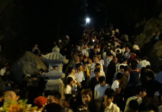 Nhiều người chen lấn, tạo khung cảnh chen chúc, náo loạn.