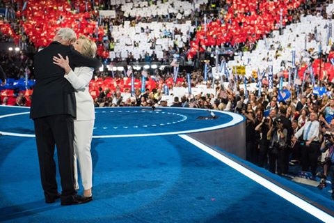Bà Hillary cảm ơn chồng, bồi hồi nói: "Bill, những câu chuyện chúng ta đã tâm sự cùng nhau trong thư viện trường luật 45 năm trước vẫn như mới hôm nào thôi". (Ảnh: Getty)