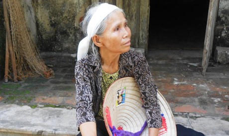 Hộ nghèo bà Trịnh Thị Hóa không thể hiểu được vì sao trong sổ hộ nghèo gia đình mình lại có tên vợ lãnh đạo xã.
