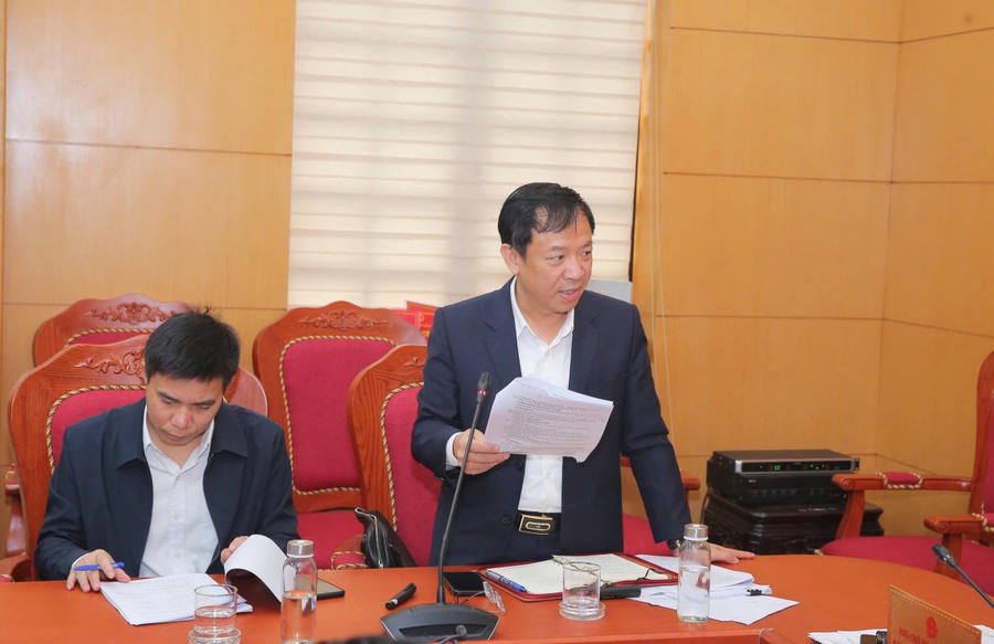 Lãnh đạo Ban Quản lý Dự án đầu tư xây dựng công trình giao thông báo cáo về Dự án tuyến đường kết nối liên vùng giai đoạn I.