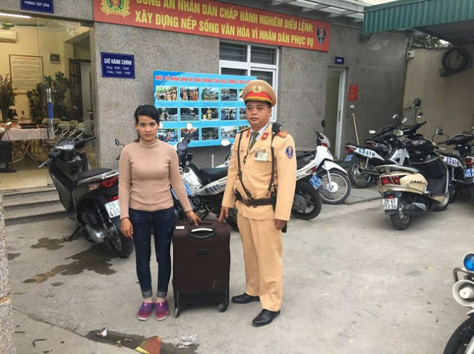 Chị Kạch được hỗ trợ tiền về quê ăn tết sau 3 ngày lang thang tại Thủ đô.