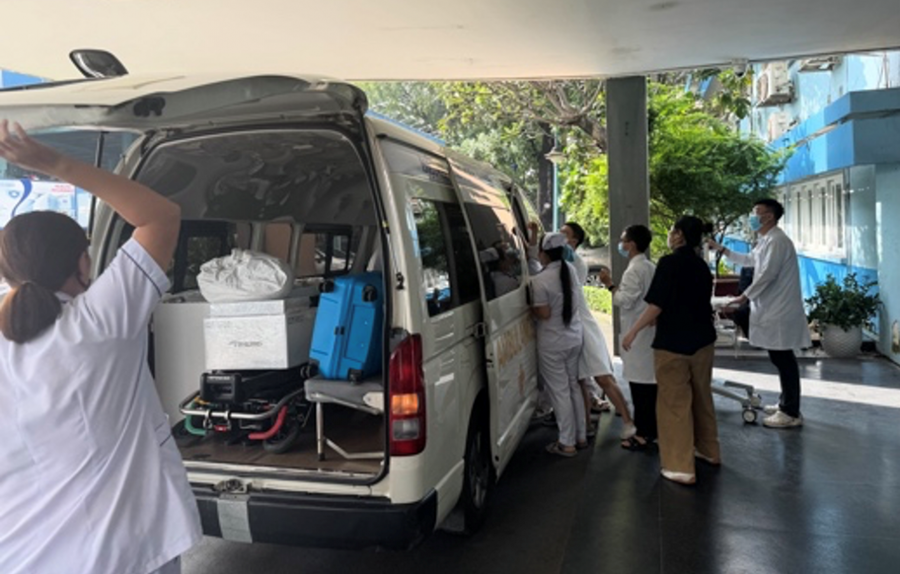 Ekip ECMO xuất phát từ Bệnh viện Nhân dân Gia Định sau khi nhận kích hoạt E-CPR. (Ảnh: Sở Y tế TP HCM)