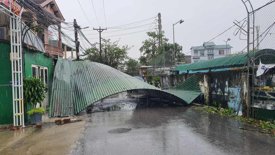 Mái tôn bay chắn ngang đường tại phường Thành Vinh.