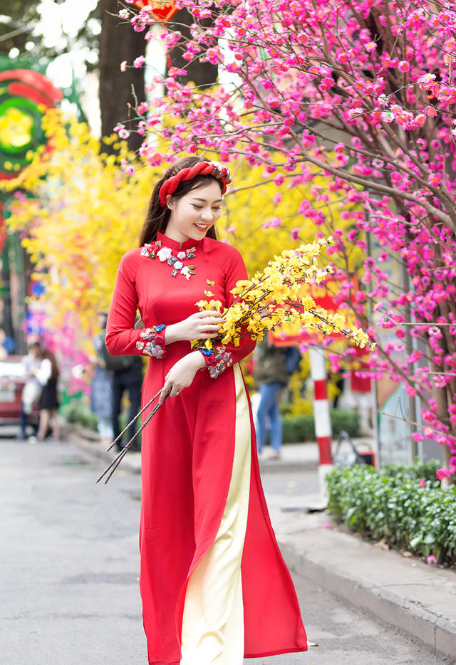 Hình ảnh xinh đẹp của cô gái tuổi 22 trên phố ngày xuân.