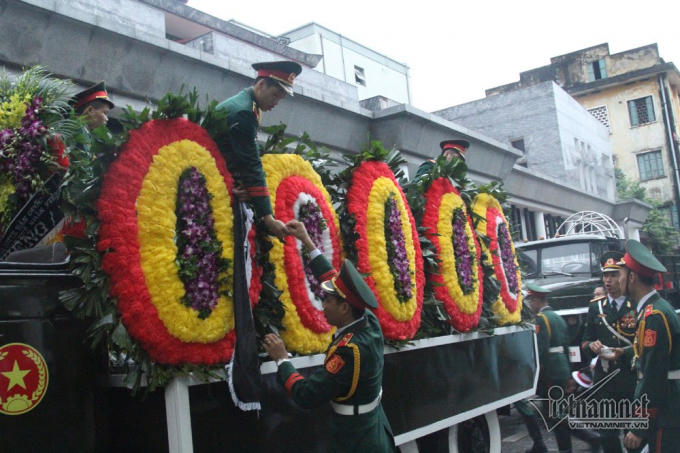 Linh xa cùng nhiều xe hộ tống được đội nghi lễ sắp xếp, chỉnh trang