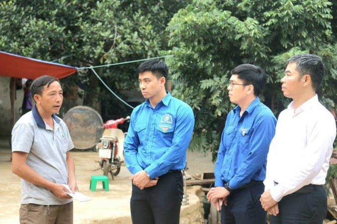 Ông Nguyễn Công Hoan (áo trắng) Phó Giám đốc Sở Tư pháp Nghệ An cùng đi với đoàn.