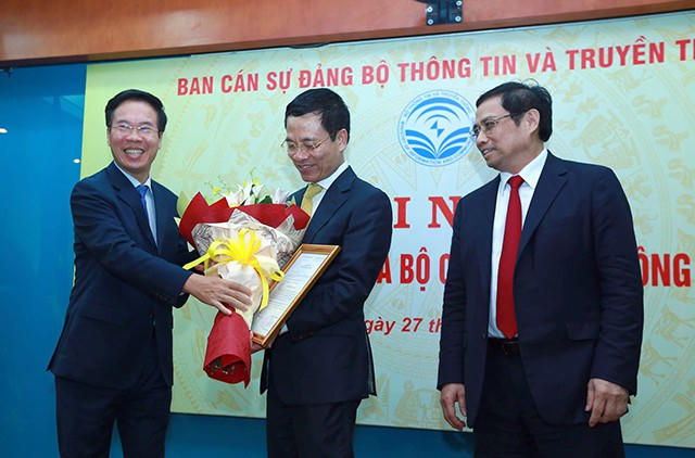 Trưởng Ban Tổ chức TƯ Phạm Minh Chính và Trưởng Ban Tuyên giáo TƯ Võ Văn Thưởng trao quyết định và tặng hoa chúc mừng Thiếu tướng Nguyễn Mạnh Hùng.