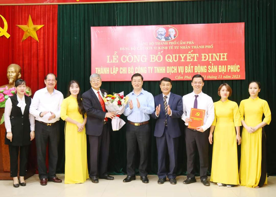 Lãnh đạo TP tặng hoa Chi bộ Công ty TNHH dịch vụ BĐS Đại Phúc.