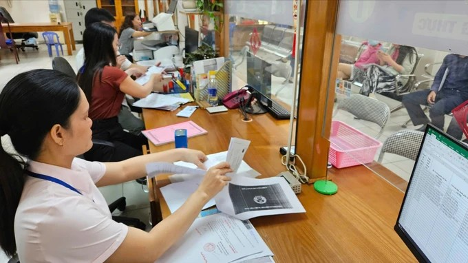 Công chức UBND phường 1, quận Gò Vấp giải quyết hồ sơ cho người dân. Ảnh: Thành uỷ TP HCM