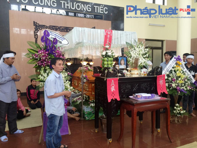 Vụ hỏa hoạn tại số 48 Nguyễn Tư Giản, quận Ngũ Hành Sơn, TP Đà Nẵng xảy ra vào rạng sáng 5/4 khiến 3 người tử vong. Trong khi hai nạn nhân được đưa về quê nhà tại huyện Thăng Bình, tỉnh Quảng Nam, nạn nhân Nguyễn Hiền Hà Nhi (SN 1999) được tổ chức tang lễ tại Nhà tang lễ TP Đà Nẵng.