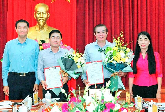 Bí thư Tỉnh ủy Vĩnh Phúc Hoàng Thị Thúy Lan và Chủ tịch HĐND tỉnh Vĩnh Phúc Trần Văn Vinh chúc mừng các đồng chí Nguyễn Tuấn Khanh, Vũ Việt Văn.