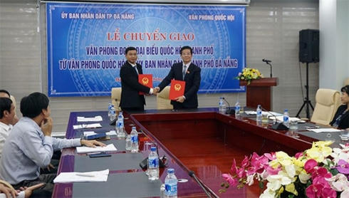 Phó Chủ nhiệm Văn phòng Quốc hội Phạm Đình Toản bàn giao Văn phòng Đoàn ĐBQH Tp. Đà Nẵng về UBND Tp. Đà Nẵng.