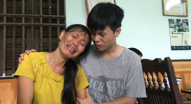 Kiên và mẹ cảm thấy buồn trước thông tin mình không có tên trong danh sách xét tuyển của Học viện Quân y - Ảnh: Dân Trí