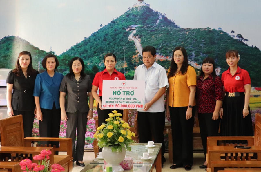 Hội Chữ Thập đỏ tỉnh Yên Bái cũng trao hỗ trợ 50 triệu đồng. Ảnh: Cổng thông tin tỉnh Hà Giang
