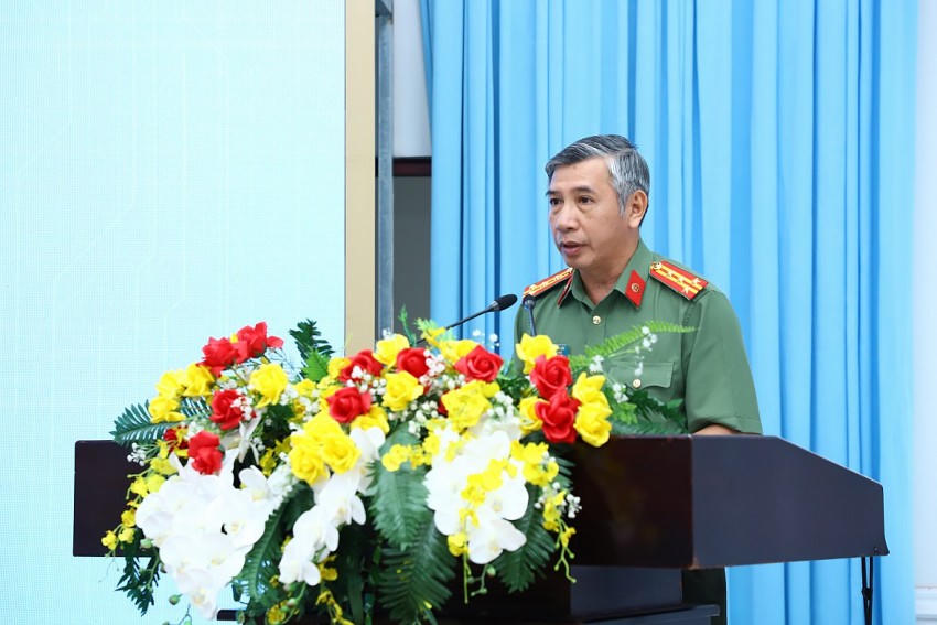 Đại tá Huỳnh Hoài Hận – Phó Giám đốc Công an tỉnh phát biểu tại buổi lễ. Ảnh: Nguyễn Hoàng