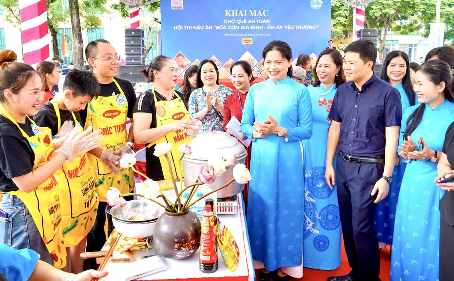 Lãnh đạo tham quan khu vực Hội thi nấu ăn “Bữa cơm gia đình - Ấm áp yêu thương”.