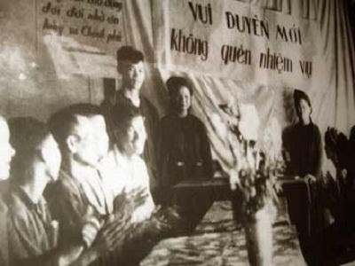 Nhiều đám cưới diễn ra ngay tại chiến trường, không có sự tham gia của cha mẹ mà chỉ có sự chứng kiến của bạn bè, đồng đội, nhưng vẫn ấm áp và vui vẻ. Ảnh: Internet.