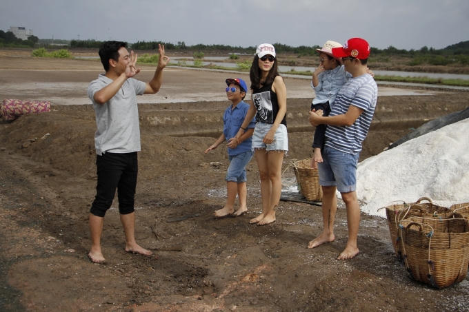 Mc Phan Anh phổ biến thử thách cho gia đình ca sĩ Hoàng Bách khi tham gia chương trình Gia Đình Vui Vẻ