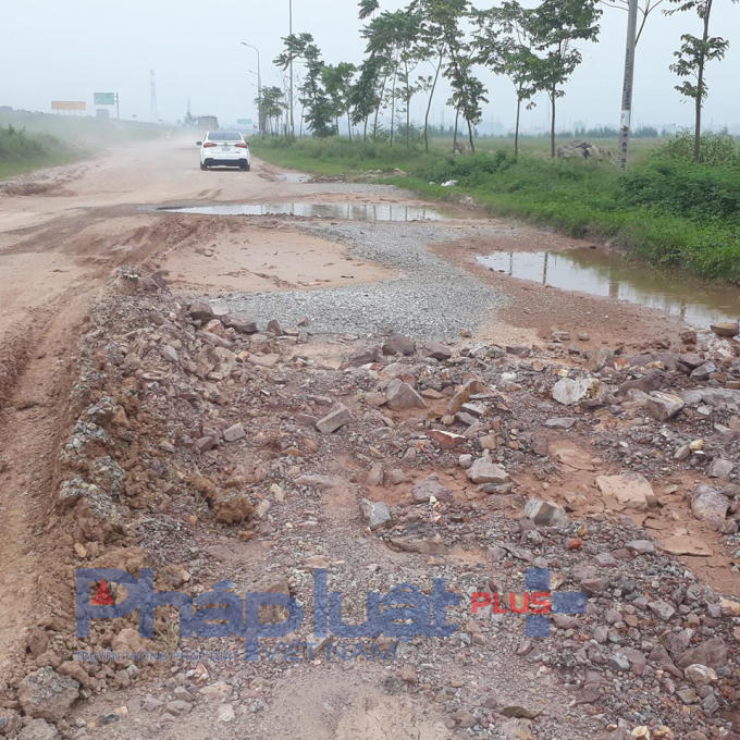 Chính việc xuống cấp này khiến người dân lưu thông rất khó khắn.