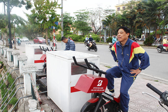 Tháng 12.2017, 6 chiếc xe đạp lọc nước và 3 thùng lọc được lắp đặt bên hồ Hoàng Cầu (quận Đống Đa, Hà Nội) thu hút người dân đến trải nghiệm.