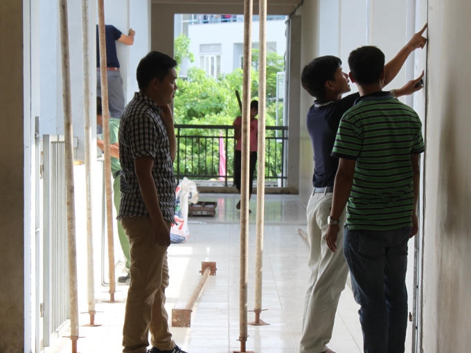 3. Ông Bùi Quý Hiệp - Giám đốc BQL Dự án Văn Phú trực tiếp tham gia chỉ đạo hỗ trợ sửa chữa.