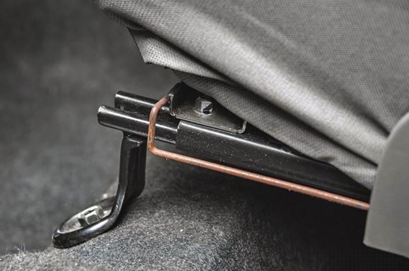 Sự ăn mòn trên thanh vị ghế có thể nói lên sự ngập lụt của chiếc xe. Ảnh: Autocarindia