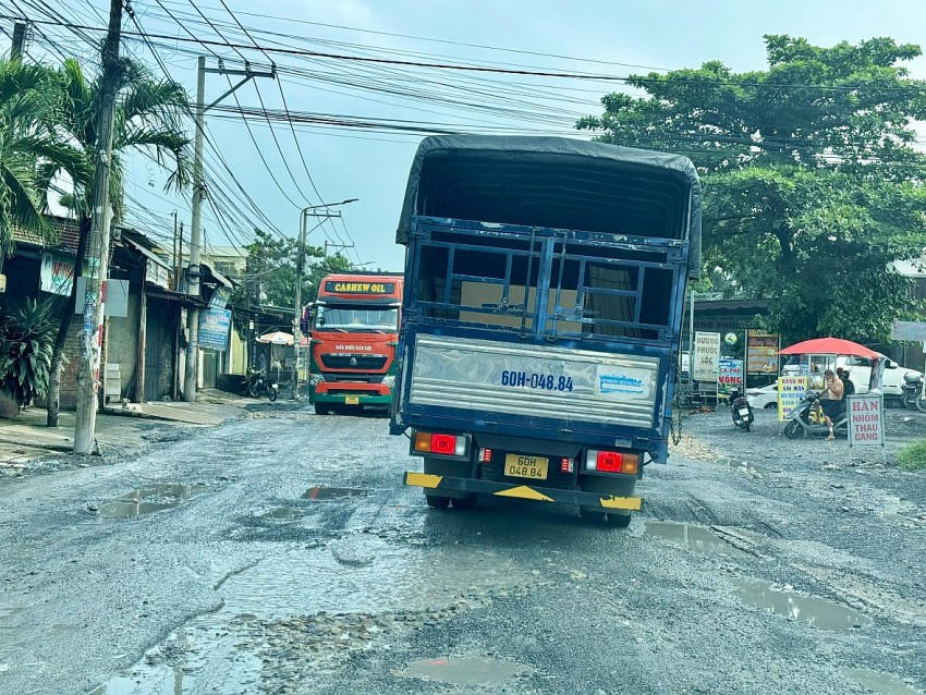 Xe cộ lưu thông đi lại trên tuyến gặp nhiều khó khăn.