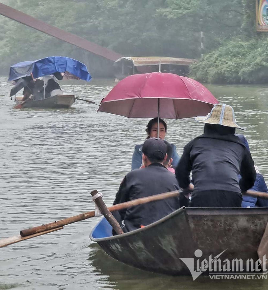 Nhiều thuyền kh&ocirc;ng c&oacute; m&aacute;i che, du kh&aacute;ch phải tự mặc &aacute;o mưa hoặc d&ugrave;ng &ocirc;