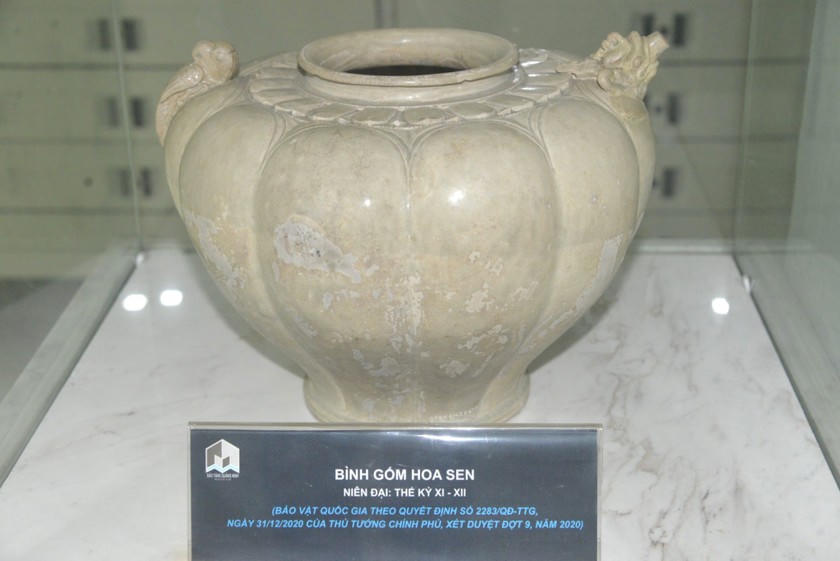 Bình gốm hoa sen thời Lý. Ảnh: Quang Hà