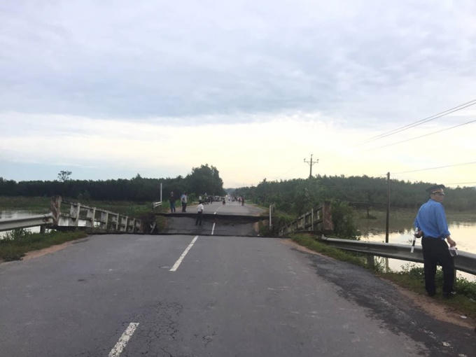 Sập cầu trên tỉnh lộ 766, giao thông tê liệt
