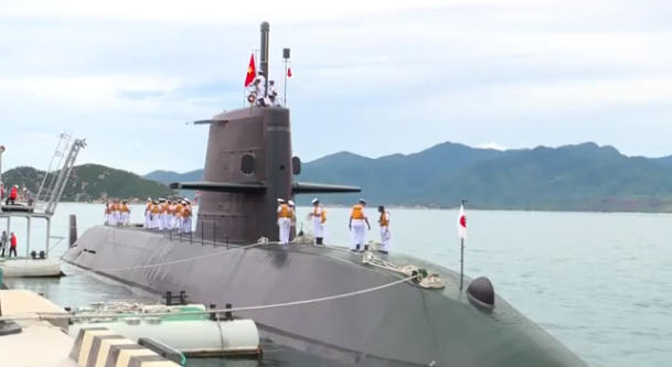 Tàu ngầm của Nhật Bản cập cảng quốc tế Cam Ranh ( Ảnh: CAND)