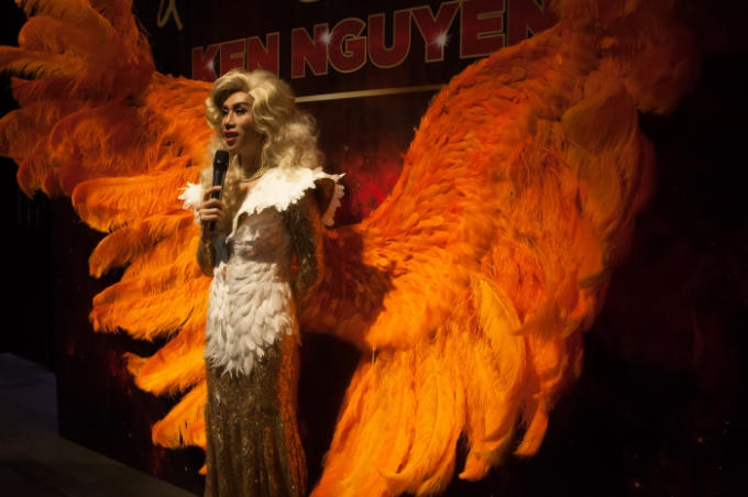 Các vị khách có mặt không khỏi trầm trồ thán phục trước sự lộng lẫy, náo nhiệt và choáng ngợp về cảm xúc mà buổi dạ tiệc của Ken Nguyễn mang lại.