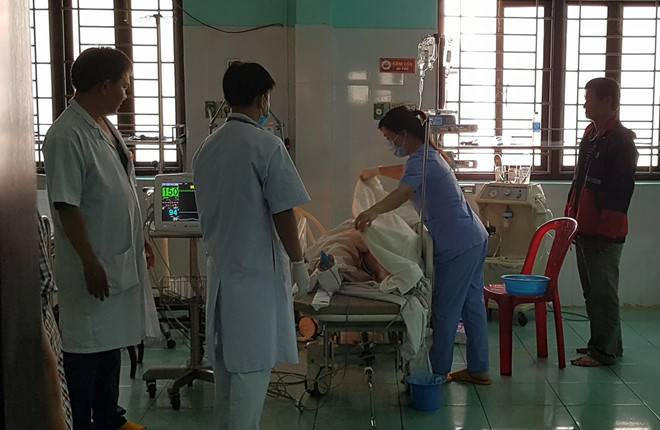 Nạn nhân đang được cấp cứu.