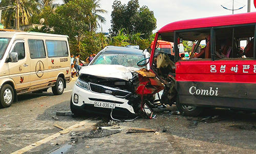 Phần đầu hai ôtô dính chặt vào nhau. (Ảnh: Hoàng Nam).