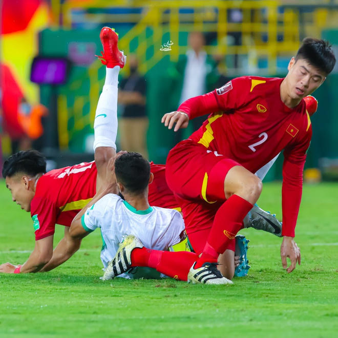 Tình huống phá bóng lăn xả của Duy Mạnh