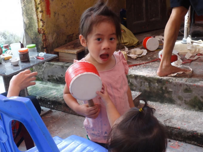 Những chiếc trống là đồ chơi không thể thiếu mỗi dịp trung thu về của các em nhỏ.