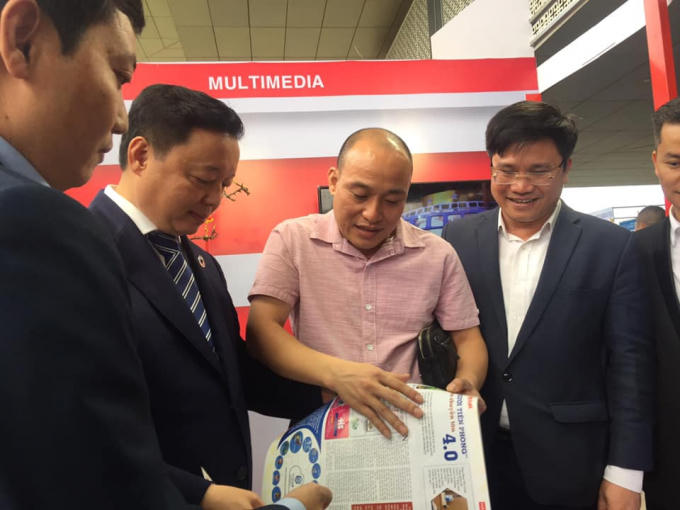 Bộ trưởng Bộ Tài nguyên Môi trường thăm gian hàng báo Pháp luật Việt Nam. (Ảnh: Văn Đại)