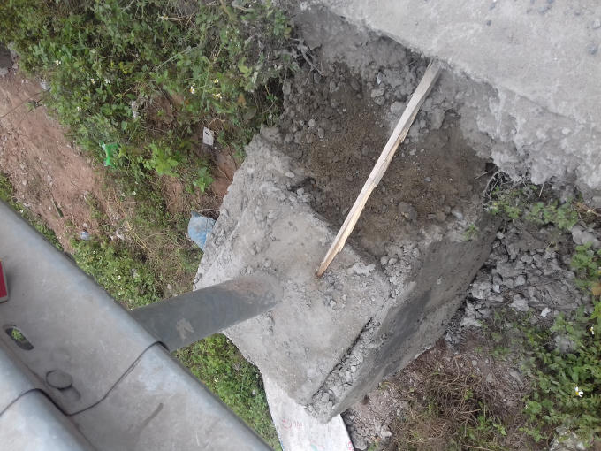 Một lớp xi măng mỏng vừa được rải lên dường như không đủ để giữ cho những cột trụ này được kiên cố.