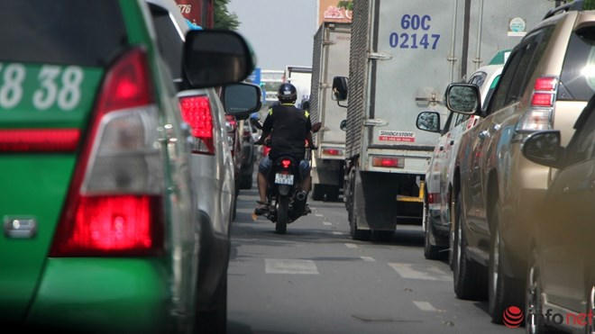 Trong nhiều cuộc họp để giải quyết tình trạng ùn tắc tại các tuyến đường xung quanh sân bay Tân Sơn Nhất (TP.HCM) thời gian gần đây, có nhiều ý kiến cho rằng nguyên nhân gây kẹt xe không hẳn do lượng hành khách tăng cao, mà chính là do lượng xe "đi ngang" qua đây.
