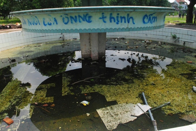 Đài phun nước bị bôi bẩn và hư hỏng nặng. Ảnh Duy Ngợi